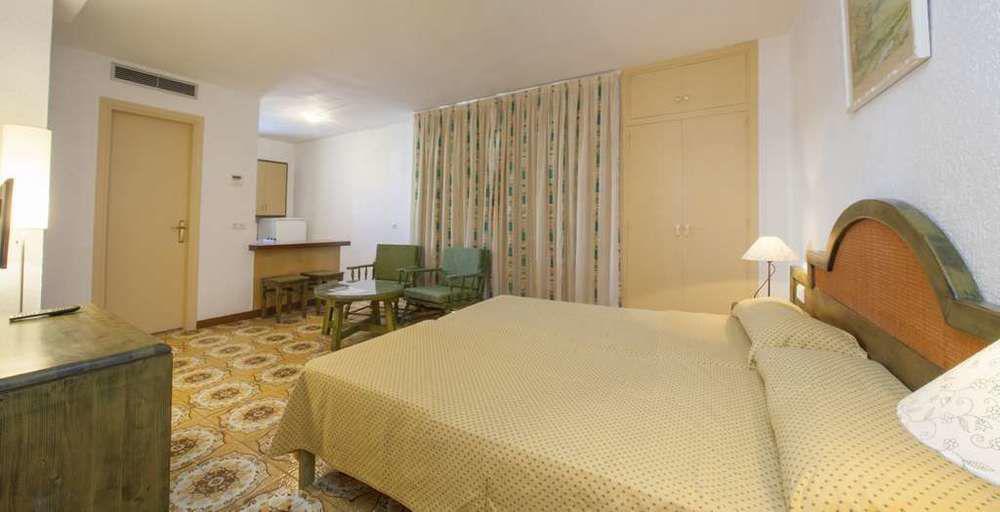 Apartamentos Bon Lloc Santa Eularia des Riu Exteriör bild