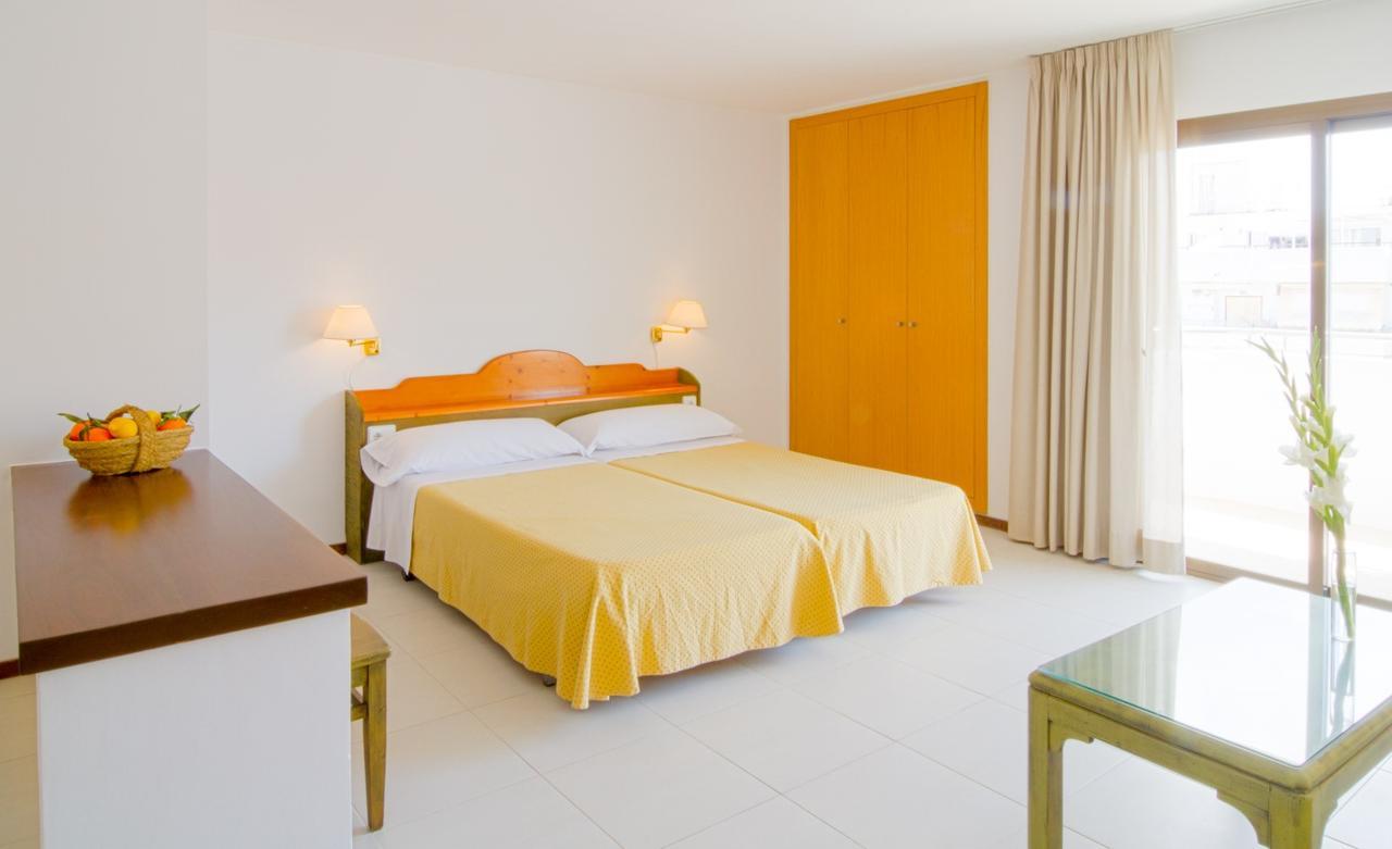 Apartamentos Bon Lloc Santa Eularia des Riu Exteriör bild