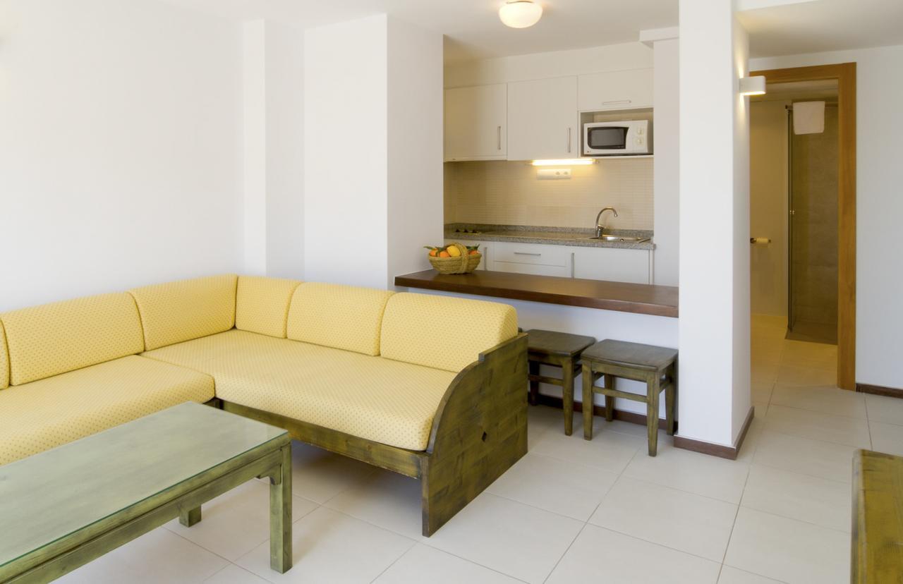Apartamentos Bon Lloc Santa Eularia des Riu Exteriör bild