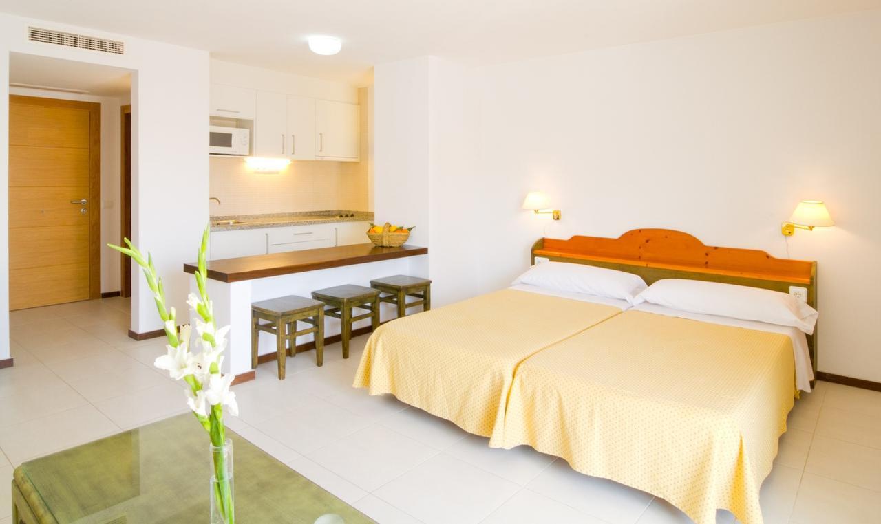 Apartamentos Bon Lloc Santa Eularia des Riu Exteriör bild