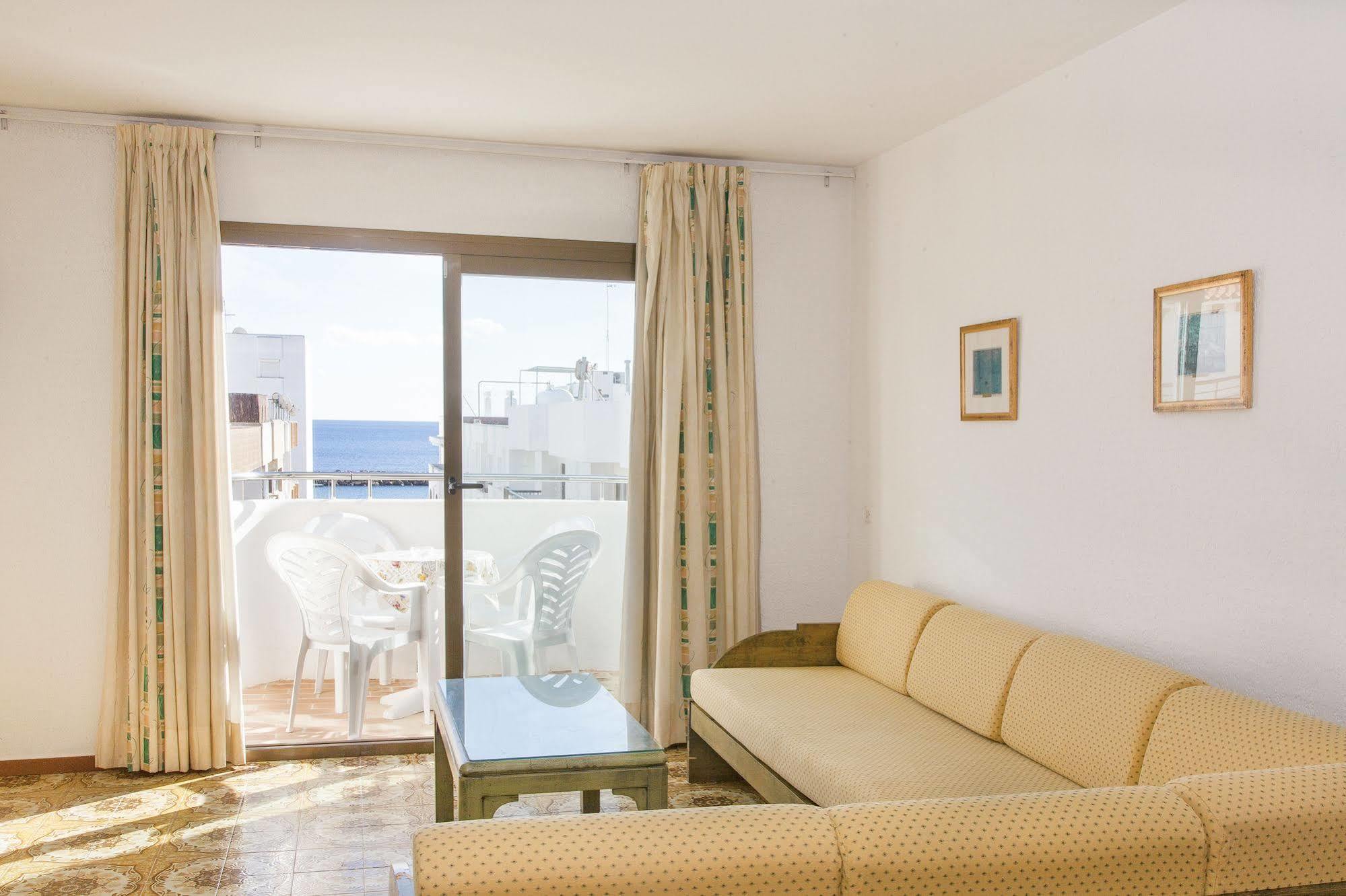 Apartamentos Bon Lloc Santa Eularia des Riu Exteriör bild