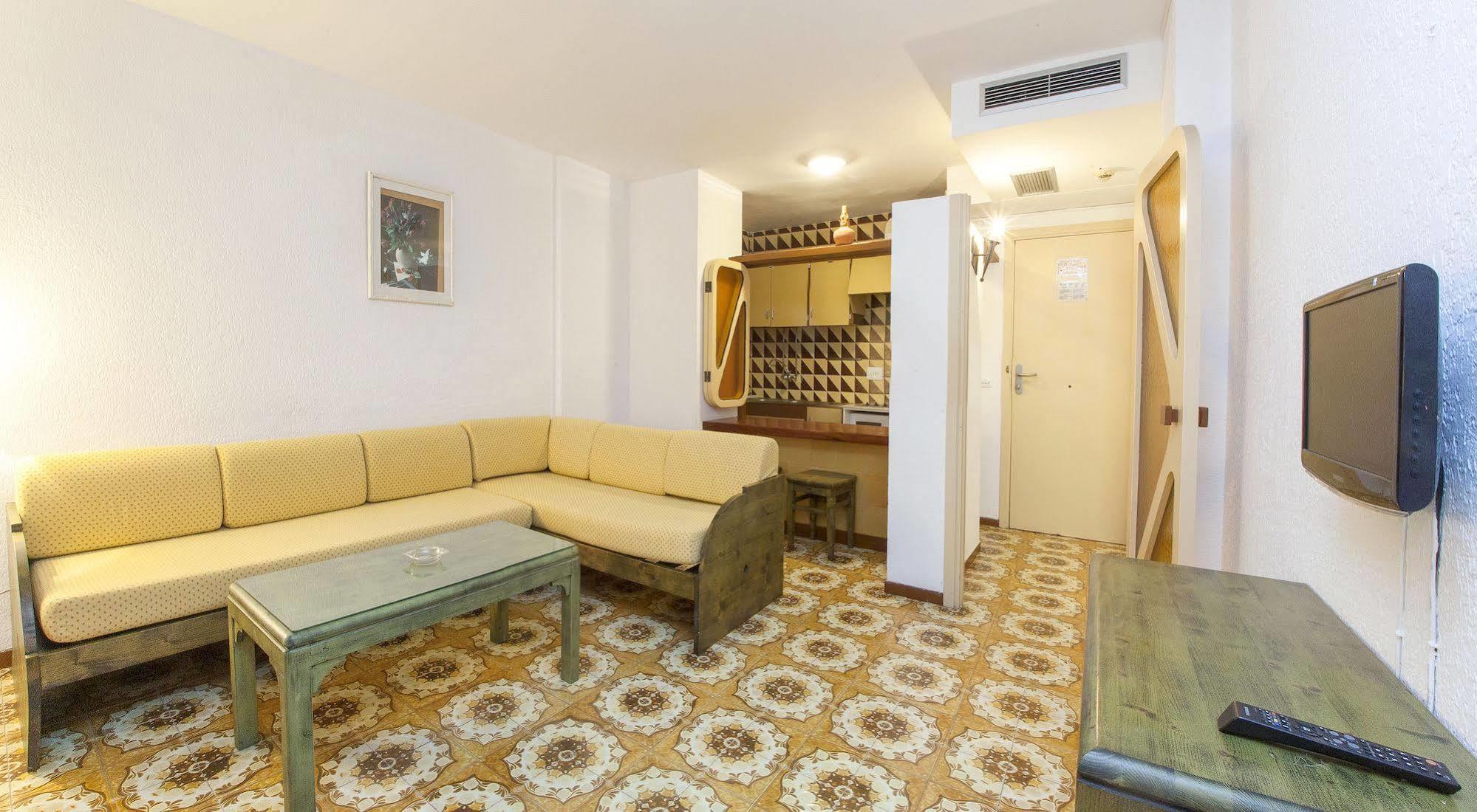 Apartamentos Bon Lloc Santa Eularia des Riu Exteriör bild