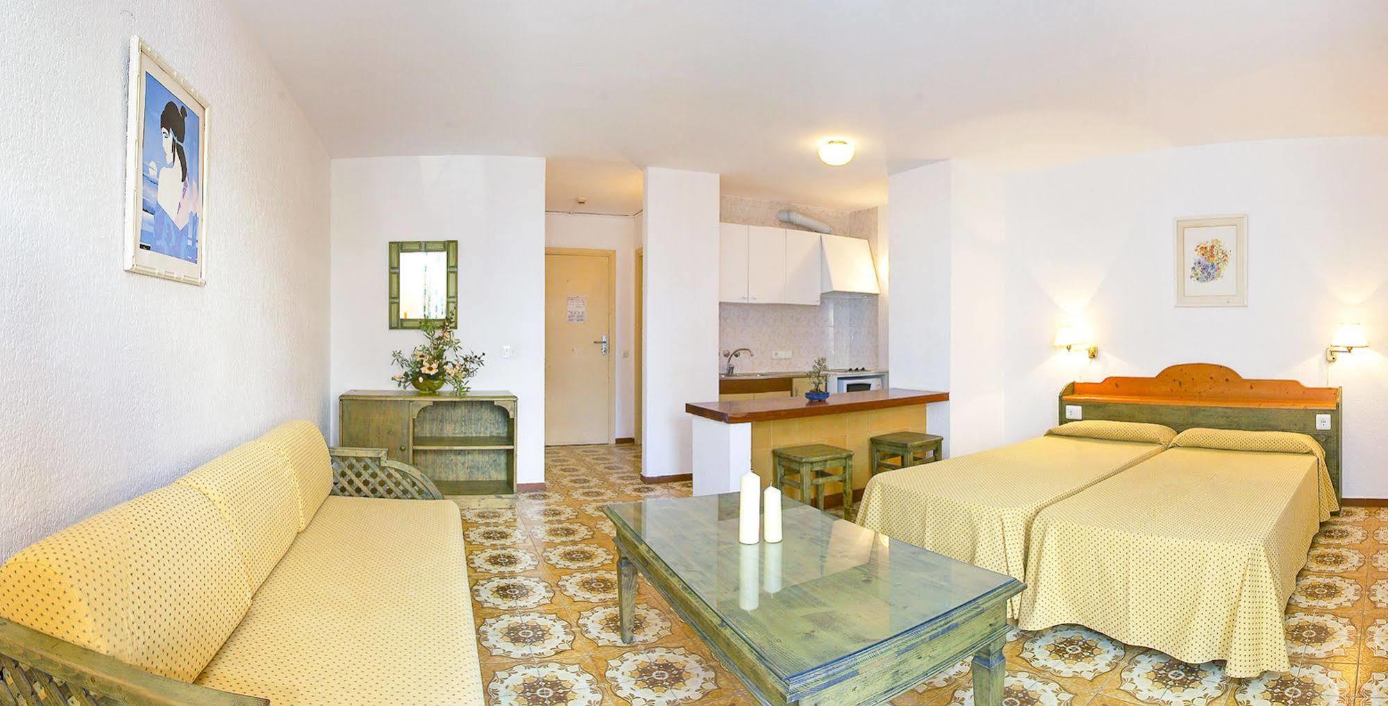 Apartamentos Bon Lloc Santa Eularia des Riu Exteriör bild