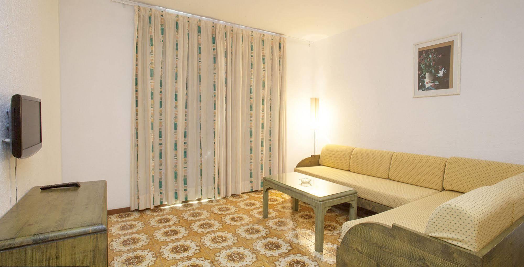 Apartamentos Bon Lloc Santa Eularia des Riu Exteriör bild