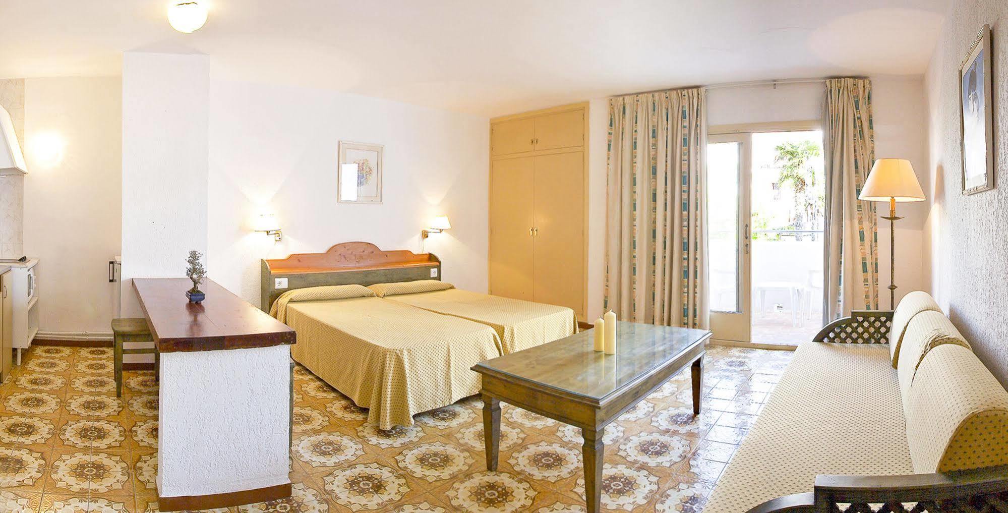 Apartamentos Bon Lloc Santa Eularia des Riu Exteriör bild