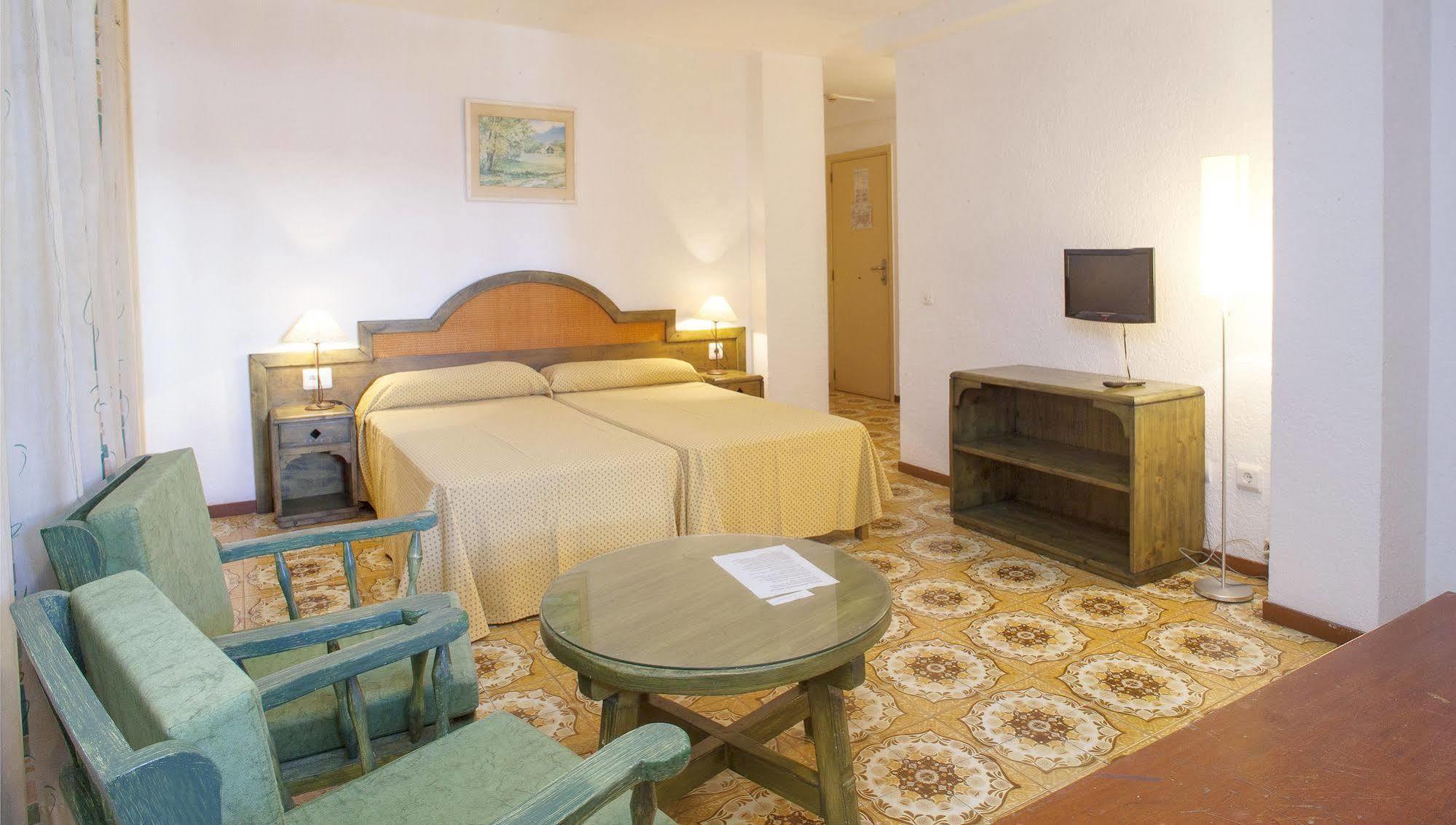 Apartamentos Bon Lloc Santa Eularia des Riu Exteriör bild